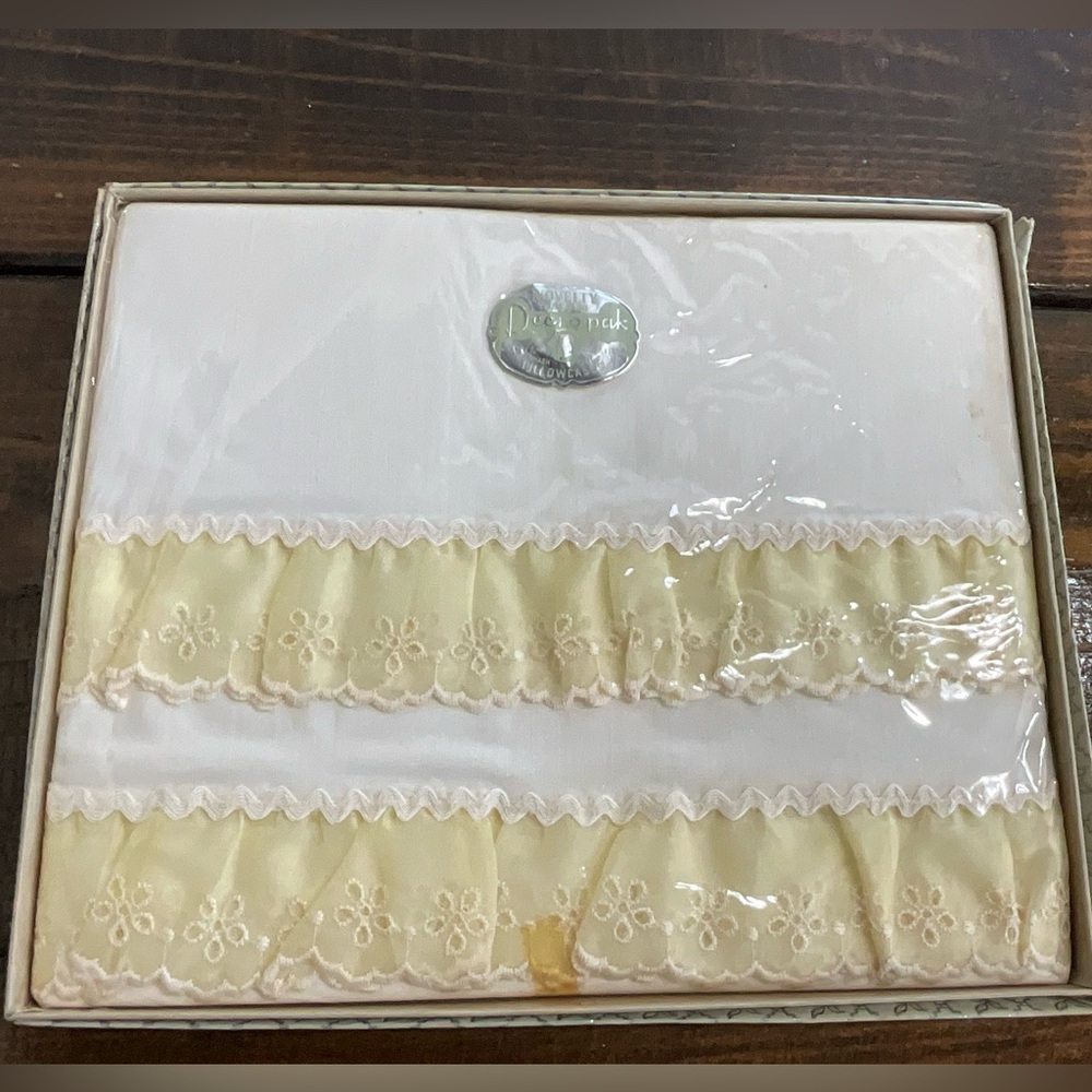 Vintage NOS Decropak Pillowcases White with Yellow Eyelet Lace Edge